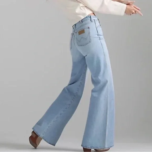 NWT Wrangler Bonnie 683 Loose Flare Jeans in Sonny Light Wash - Picture 2 of 8